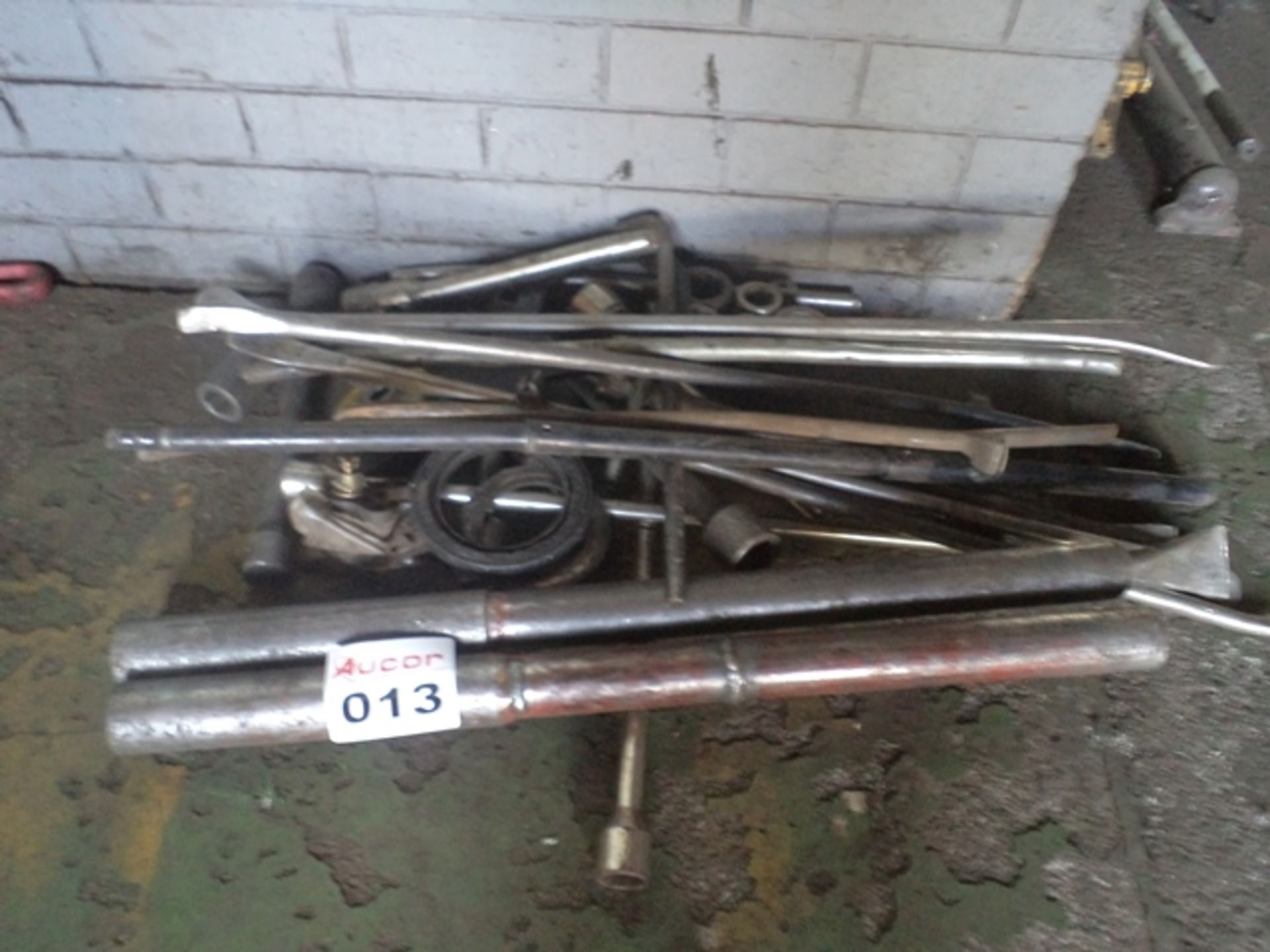 LOT TYRE LEVELERS, SOCKET AND SPANNERS