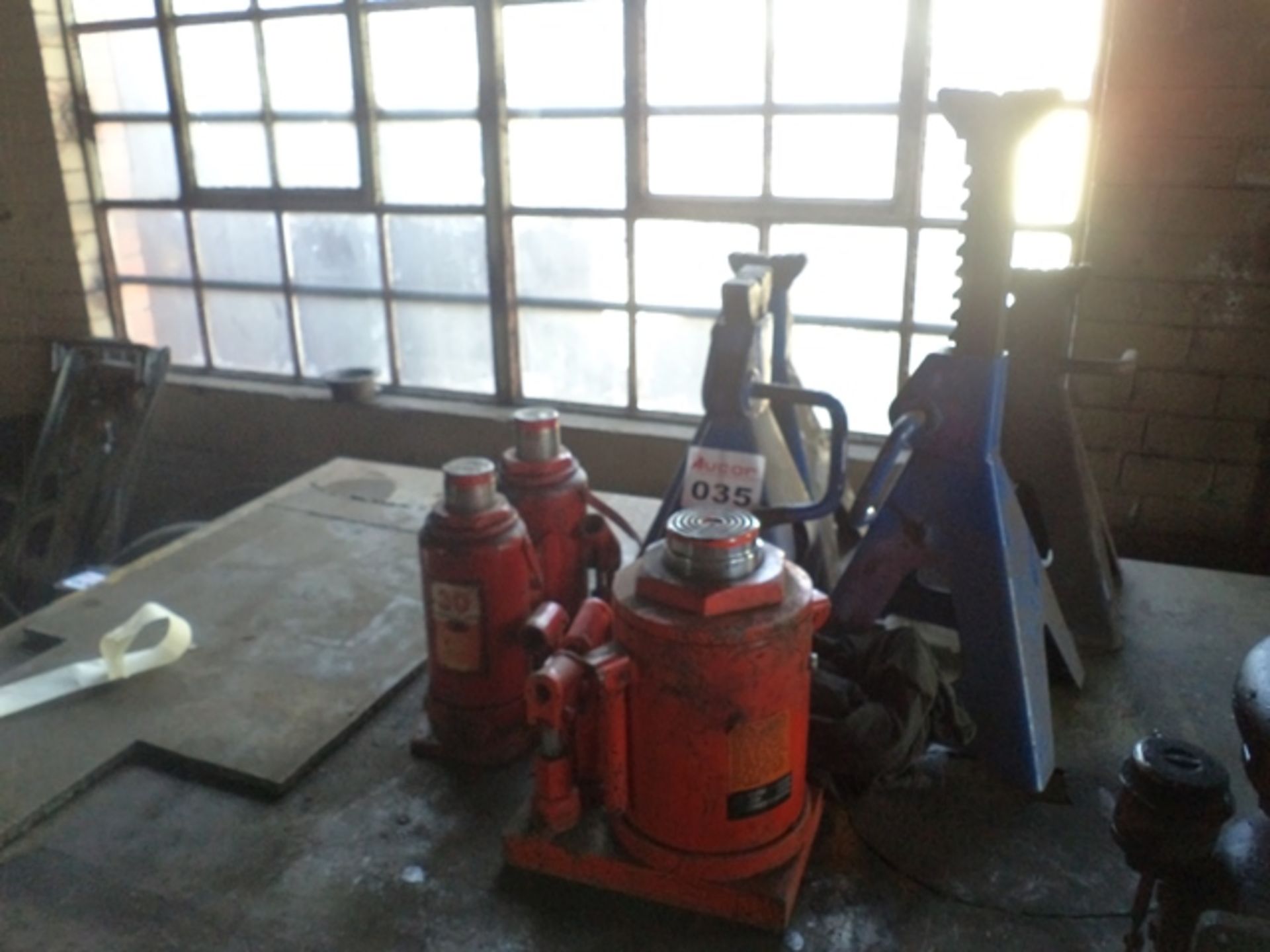 8X HYDRAULIC JACKS AND TRESSELS