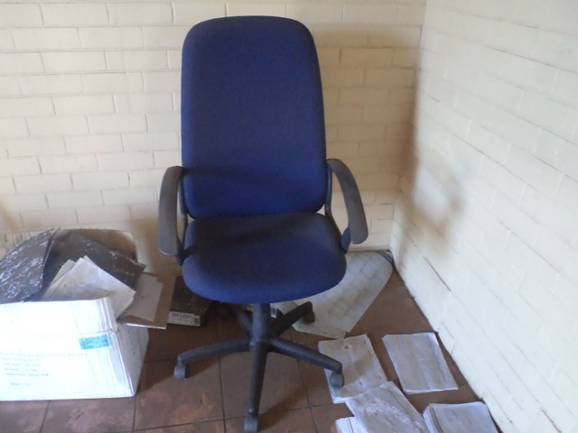 SWIVEL OFFICE CHAIR