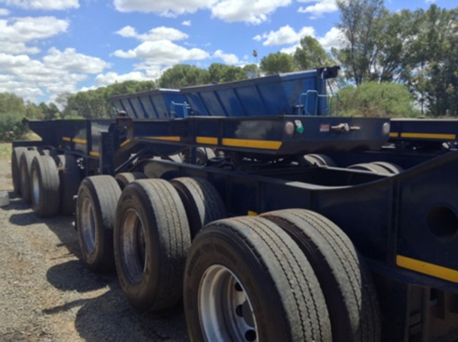 2013 PARAMOUNT TRI-AXLE REARLINK SKELETAL TRAILER  - 14 DAY PAPER DELAY - Image 2 of 2