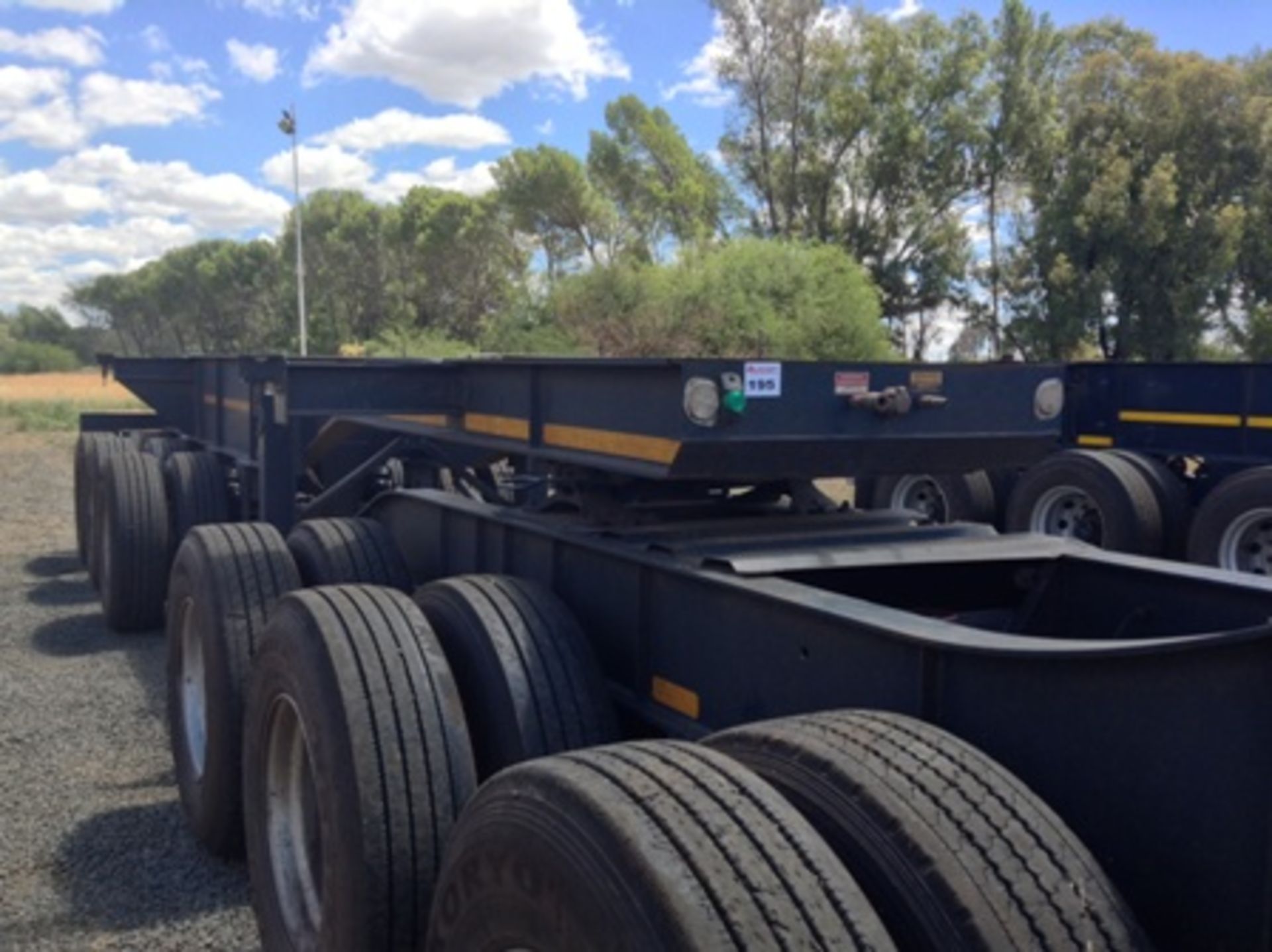 2014 PARAMOUNT TRI-AXLE FRONTLINK SKELETAL TRAILER - 14 DAY PAPER DELAY - Image 2 of 2