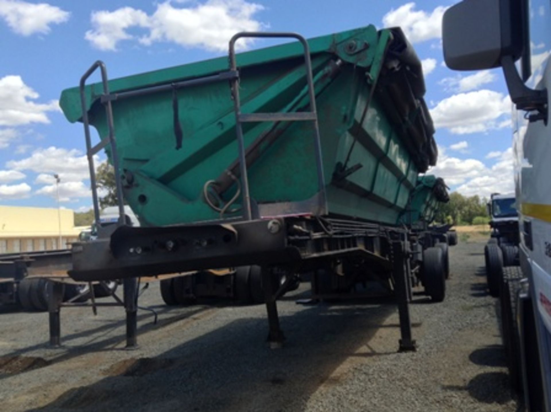 2007 SATB SINGLE AXLE TANDEM SIDE TIPPER TRAILER