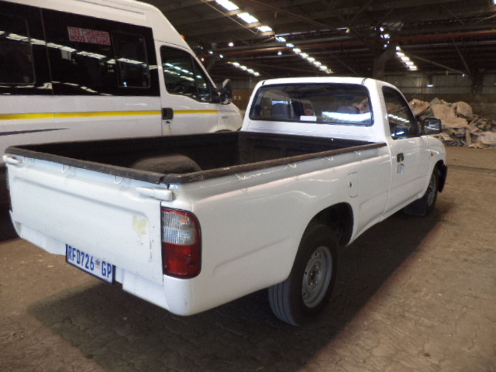 2004-05-25 RFD726GP Toyota 2.0 Bakkie (Vin No: AHT31UNE608017035 )(472 524 kms) (Windscreen - Image 3 of 5