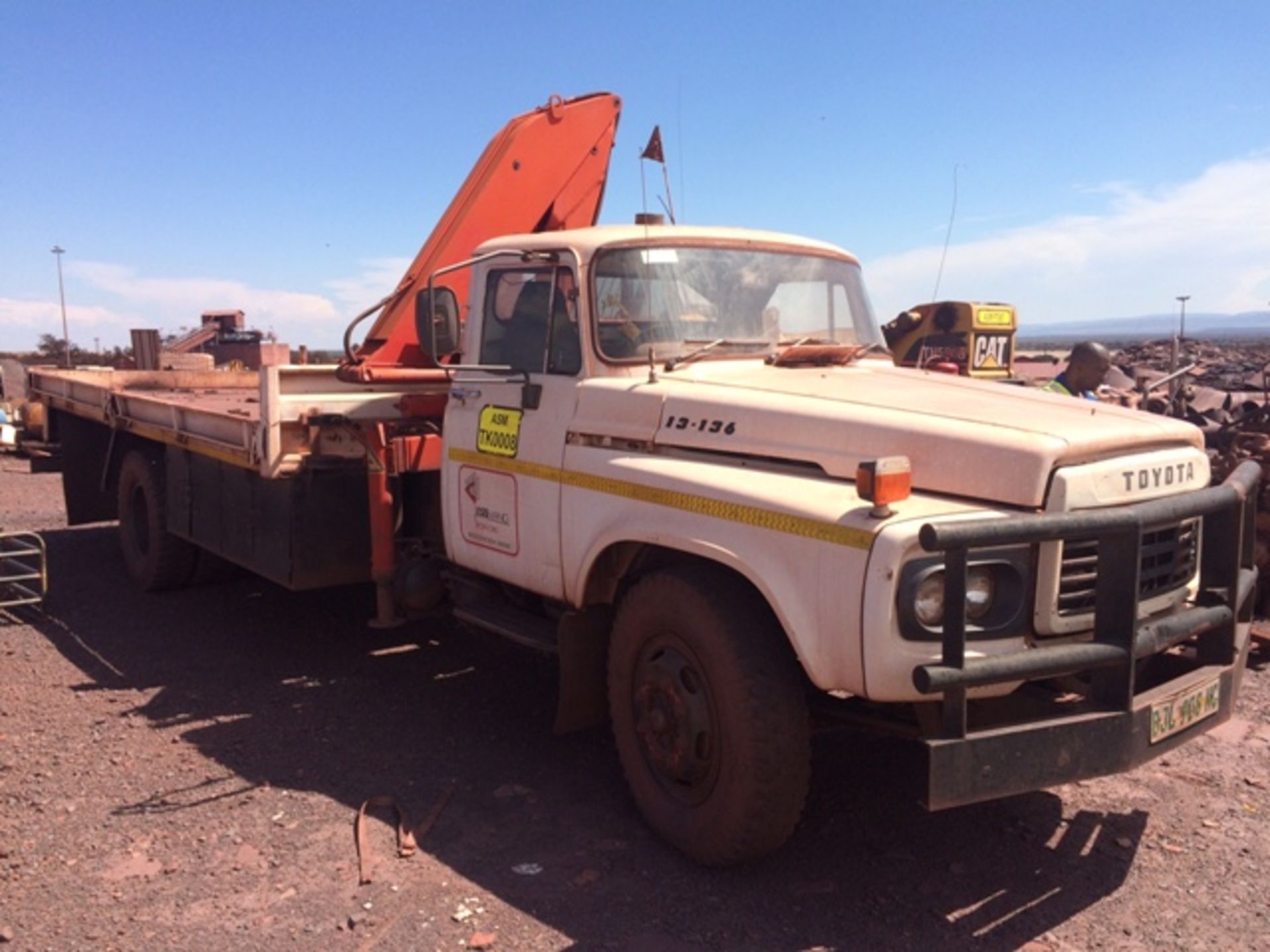 1997TOYOTA S/AXLE DROPSIDES TRUCK WITH 750CRANE 5440KM(DEREG.NO DOC FEE) 21 DAY PAPER DELAY)BEESHOEK