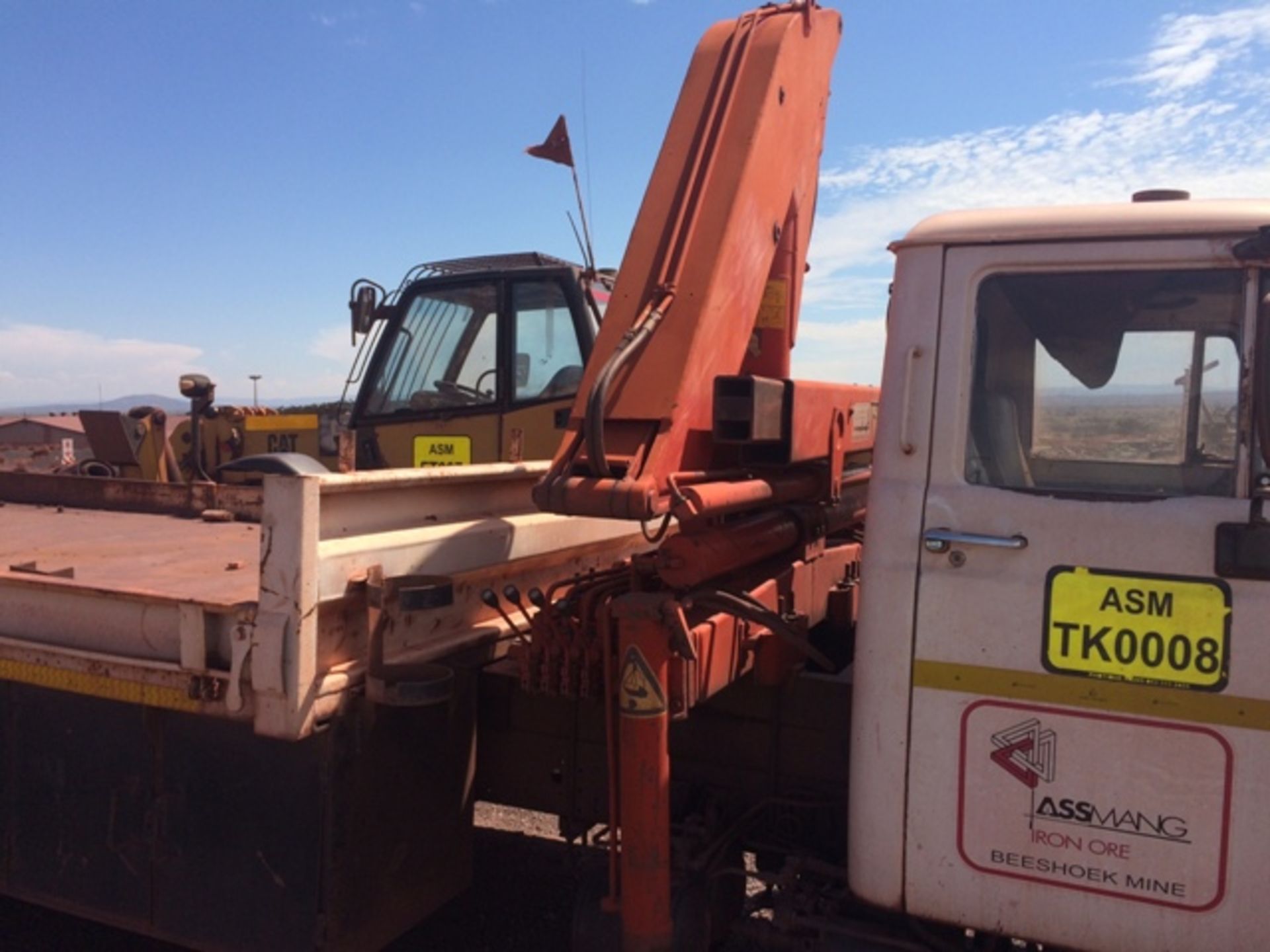 1997TOYOTA S/AXLE DROPSIDES TRUCK WITH 750CRANE 5440KM(DEREG.NO DOC FEE) 21 DAY PAPER DELAY)BEESHOEK - Image 7 of 10
