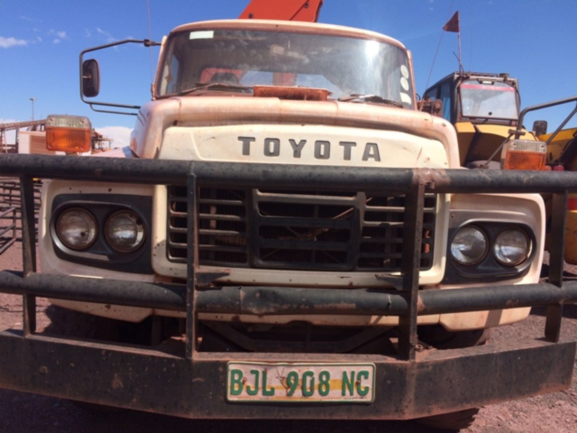 1997TOYOTA S/AXLE DROPSIDES TRUCK WITH 750CRANE 5440KM(DEREG.NO DOC FEE) 21 DAY PAPER DELAY)BEESHOEK - Image 2 of 10