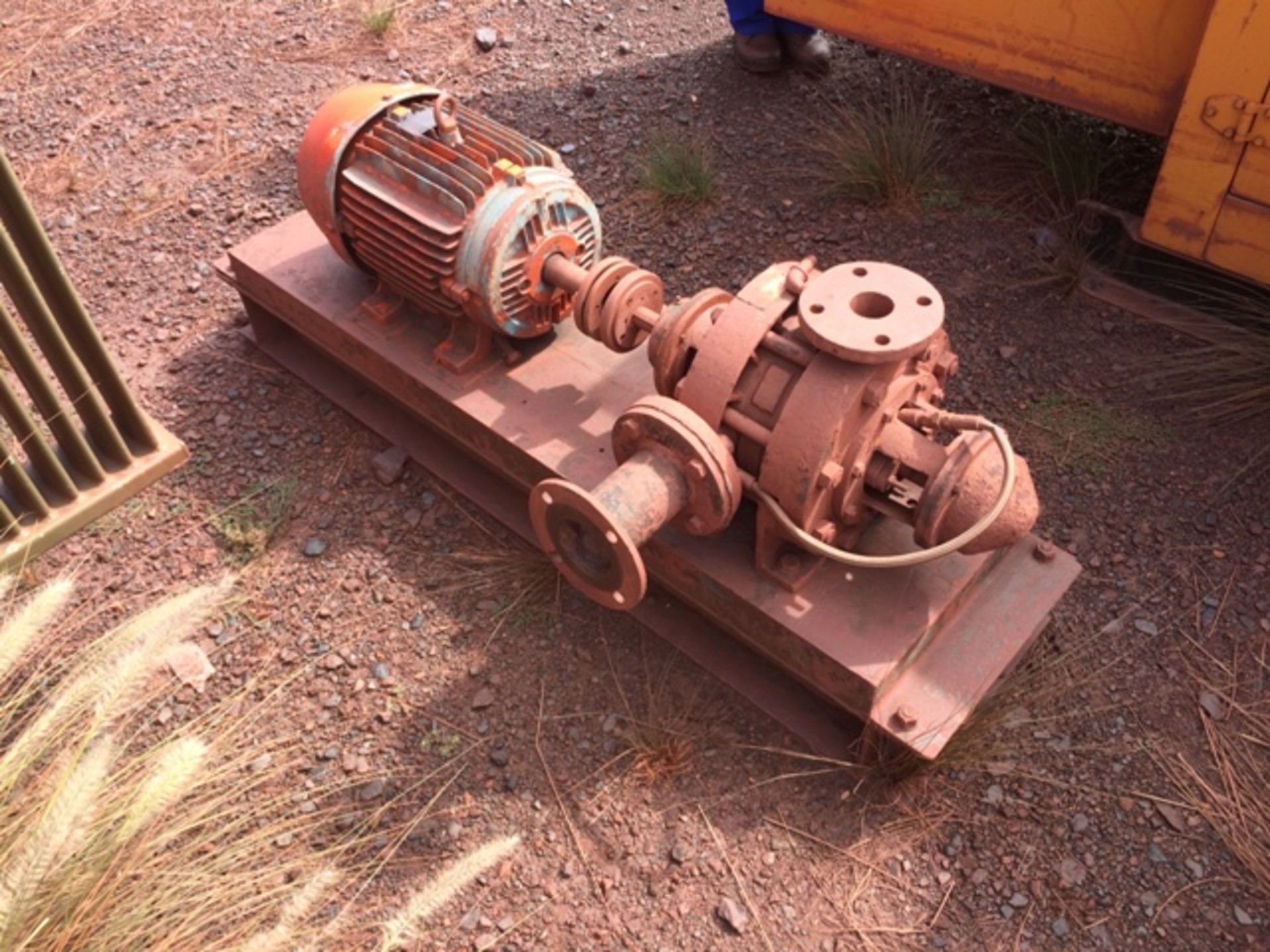 2 X ELECTRIC MOTORS WITH PUMPS (BEESHOEK MINE, NC)TO BE SOLD PER PIECE, ONE BUYER TAKES ALL - Image 3 of 5