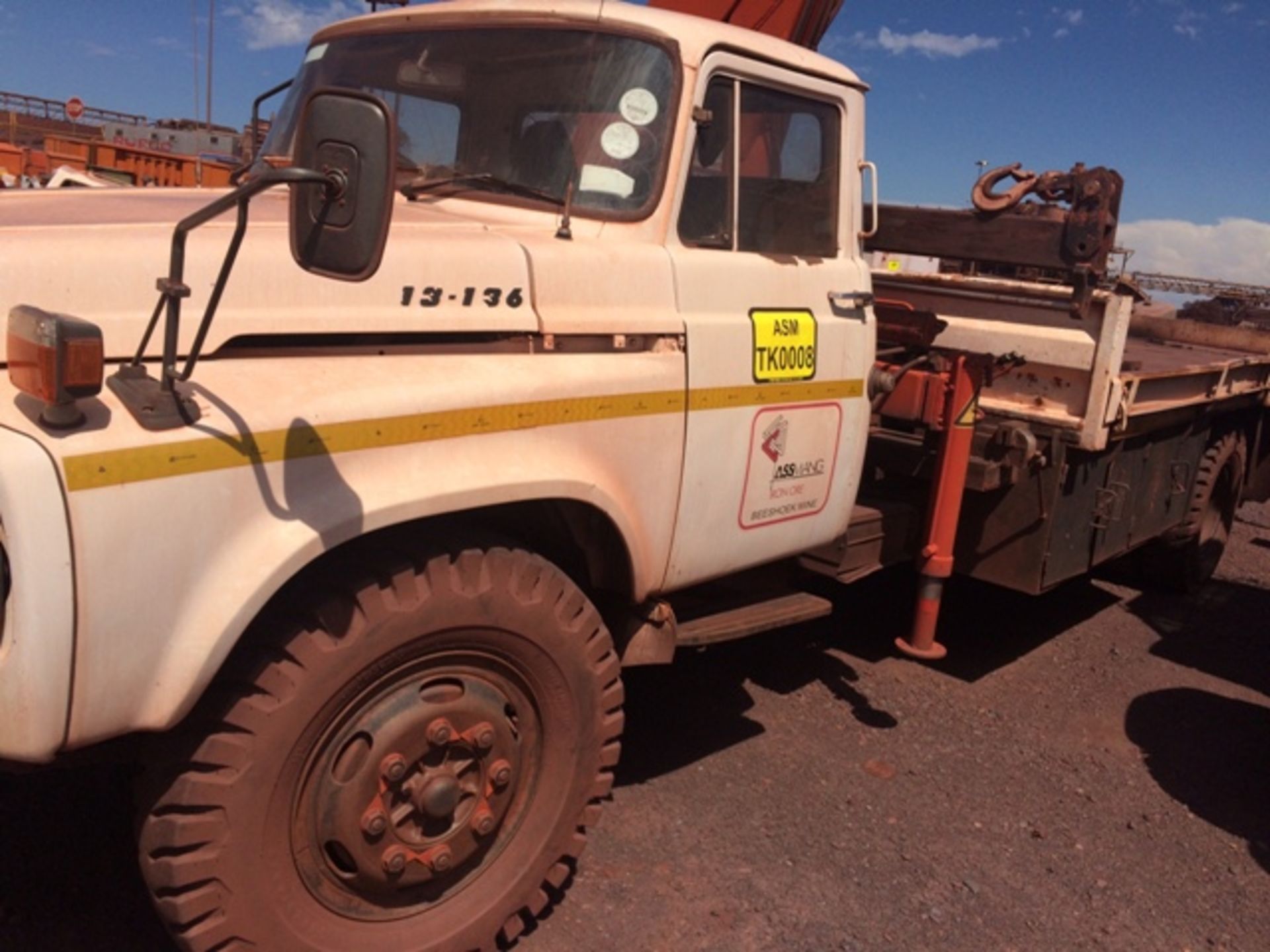 1997TOYOTA S/AXLE DROPSIDES TRUCK WITH 750CRANE 5440KM(DEREG.NO DOC FEE) 21 DAY PAPER DELAY)BEESHOEK - Image 3 of 10
