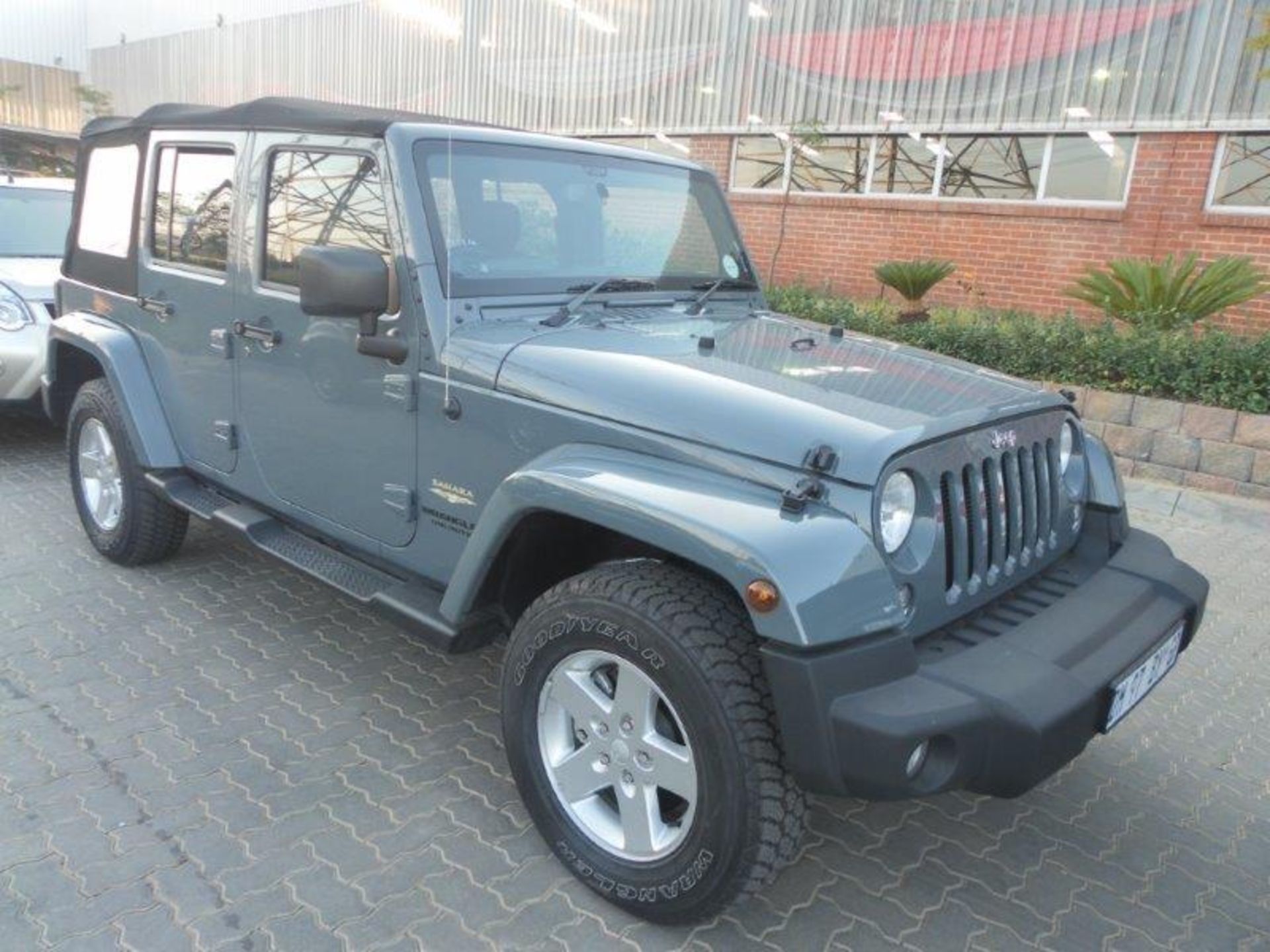 2014 DM97BYGP Jeep Wrangler V6 Sahara Unlimited Auto (Vin No: IC4BJWLG2EL321853 )(Grey)(1 938 kms) - Image 3 of 5