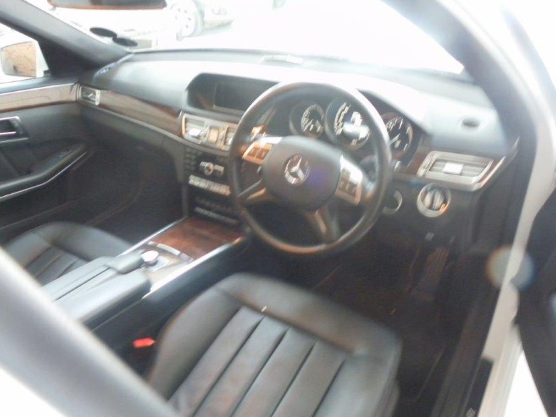 2014 DC23YGGP Mercedes-Benz E250 CDi Auto (Vin No: WDD2120032A989761 )(Black Leather, PDC) (White)( - Image 5 of 6