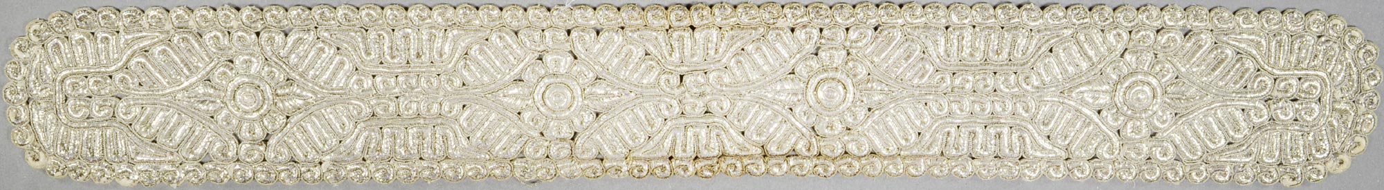 ATARAH  20th century. Prayer shawl made of embroidered chains decorated with silver. L. 93 cm.