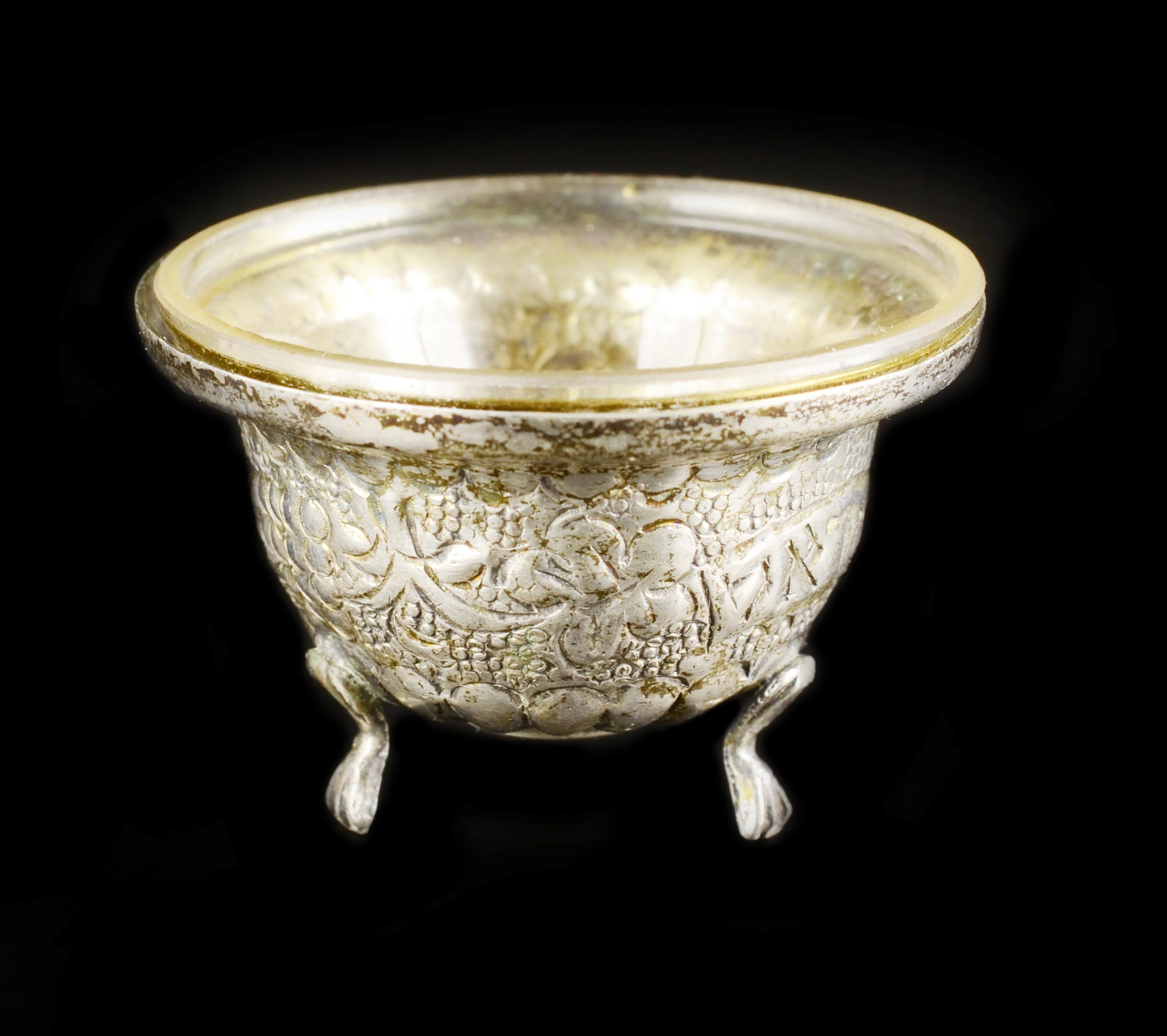 CAVIAR BOWL  Israel, 20th century. Bowl of pressed silver sheet with embossed and engraved vine