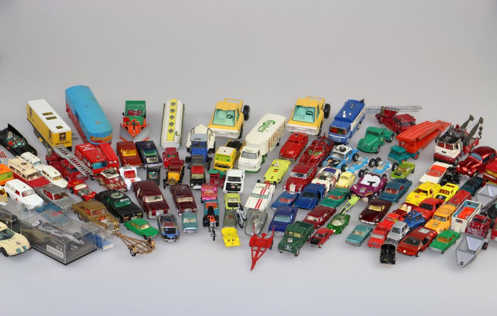 Konvolut Spielzeugautos verschiedener Hersteller. Metall und Kunststoff. Diverse Größen,teilweise
