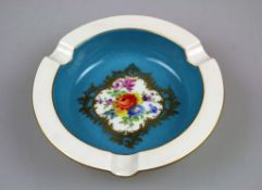 Meissen - Kleiner Aschenbecher, türkis mit Gold, Spiegel mit Blumenstreudekor, Durchmesserca. 11 cm.