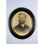 Ovales Portrait eines Mannes, Kohle auf Papier, sign. "Joh. Wegemann 1900", hinter Glasgerahmt.