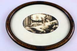 Fotografisches Aktbild einer Dame à la Venus im edlen Interieur, um 1920, im ovalenPassepartout