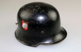 Feuerwehrhelm Drittes Reich mit Innenfutter und Emblem (evtl. Kopie). Schlechter Zustand.