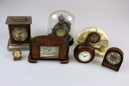 7-teiliges Konvolut kleiner Stand-Uhren. Blech, Glas, Stahl, Stein. Verschiedene Größenund
