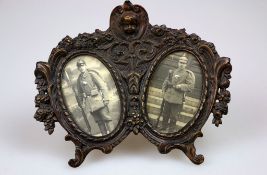 Schwarz-Weiß-Fotografien zweier Soldaten in Uniform mit Pickelhaube. Doppel-Rahmen ausBronze mit