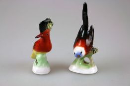 Ein Paar Fayence Vogelfiguren, polychrome Bemalung, Höhe: 13 cm. Gute Erhaltung - leichterAbrieb