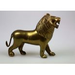 Stilisierte Löwenfigur aus vergoldetem Metall, Höhe 19 cm. StellenweiseAbnutzungserscheinungen.