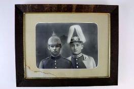 Fotografie zweier Soldaten mit Pickelhauben, hinter Glas gerahmt, 52 x 62 cm,Wasserschaden auf der