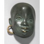 Messing-Wandmaske, "Afrikanischer Kinderkopf mit Ohrring", Österreich, Mitte 20. Jh.,