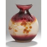 Glas-Ziervase, "Vigne vierge", Emile Gallé, Nancy, um 1904-06, über ovaler Standflächekugliger,