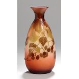 Glas-Ziervase, "Vigne vierge", Emile Gallé, Nancy, um 1904, rundlicher Stand,tropfenförmiger,