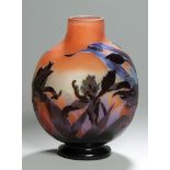 Glas-Ziervase, "Tulipes", Emile Gallé, Nancy, um 1900-04, über ausgestelltem Rundfußkuglig