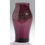 Glas-Ziervase, wohl Zwiesel, um 1915, runder Stand, sich nach oben bauchig erweiternderKorpus mit