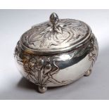 Jugendstil Zuckerdose, dt., um 1900-10, Silber 800, ovale, gebauchte Form auf 4Kugelfüßen,