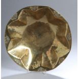 Messing-Zierschale, Crantz, Itzehoe, um 1920, runde, gemuldete Form mit blütenartiggedrückt bzw,