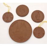 Konvolut Böttgersteinzeug-Medaillen, Meissen, 2. Hälfte 20. Jh., unterschiedliche Größenund Dekore