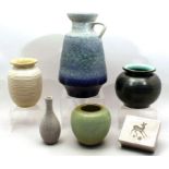 Keramik-Konvolut, 6-tlg., größtenteils Karlsruher Majolika, unterschiedliche Formen,Größen und