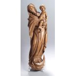 Holz-Figur, "Maria mit Kind", Bayern, 2. Hälfte 20. Jh., plastische, auf Wolke mitMondsichel