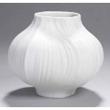 Weißporzellan-Ziervase, "Zwiebelform", Rosenthal, Landstuhl, um 1970, Entw.: Martin Freyer1969,