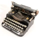 Schreibmaschine, "Erika", mechanisch, 16 x 28 x 25 cm, Funktion und Vollständigkeit nichtgeprüft,
