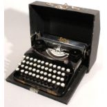 Schreibmaschine, "Erika", Modell S, mechanisch, 11 x 30 x 27 cm, Funktion undVollständigkeit nicht