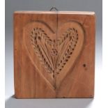 Holz-Model, dt., 19. Jh., nahezu quadratische Form, frontseitig beschnitzt mit Herz,