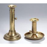 Zwei Biedermeier Messing-Schiebeleuchter, 1-flg., dt., um 1820, gemuldeter bzw.