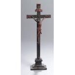 Holz-Standkreuz, 18. Jh., barock getreppter Stand mit flachem Kreuz, daran vollplastischerCorpus