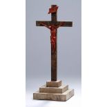 Holz-Standkreuz, wohl Ostseeraum, 19. Jh., auf quadratischem, getrepptem Sockel schlichtesKreuz