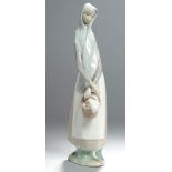 Porzellan-Figur, "Mädchen mit Korb", Lladro, Spanien, 2. Hälfte 20. Jh., auf