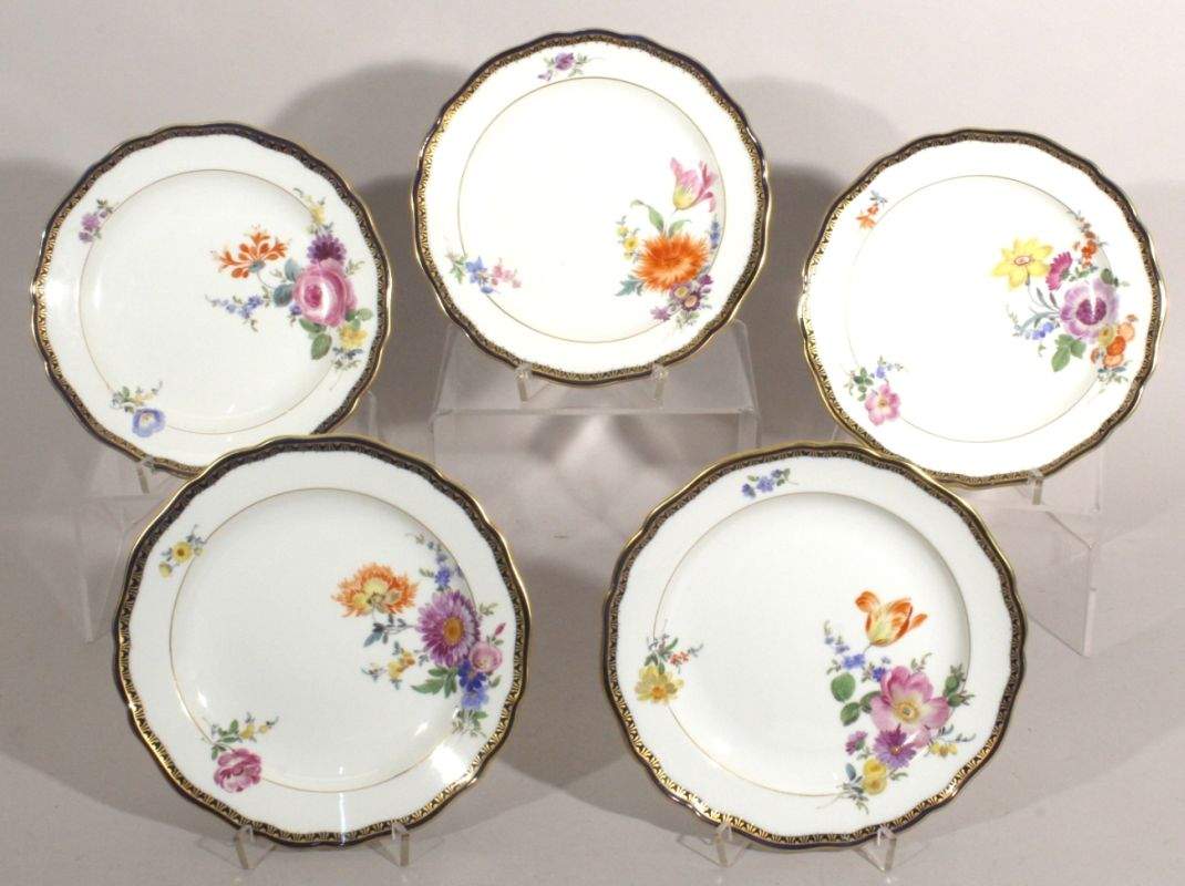 Fünf Porzellan-Teller, Meissen, 2. Hälfte 20. Jh., rund, polychromes Blumendekor,
