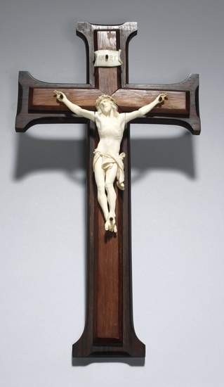 Elfenbein-Corpus Christ an Holzkreuz, wohl Frankreich, 19. Jh., aufgedoppeltes Holzkreuzmit