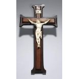 Elfenbein-Corpus Christ an Holzkreuz, wohl Frankreich, 19. Jh., aufgedoppeltes Holzkreuzmit
