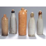 Steinzeug-Konvolut, Westerwald, 19. Jh., bestehend aus: 4 Bierflaschen und Wasserflasche,grauer bzw.