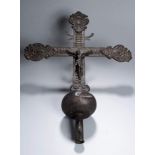 Bronze-Prozessionstragekreuz, Niederlande, 17. Jh., über Stecktülle großer Kugelnodus,darüber