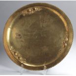 Messing-Tablett, dt., um 1900, runde Form mit vertieftem Spiegel, flach ausgestellterFahne und
